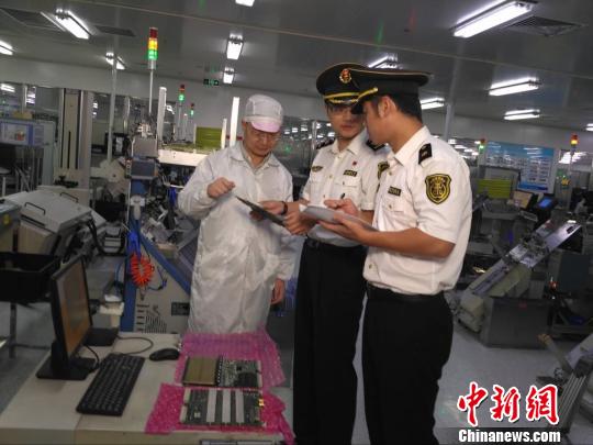 “十大外围足球平台app手机版”舞阳青年志愿者看望慰问马村绰陈小学孩子们(图3) 十大外围足球平台app